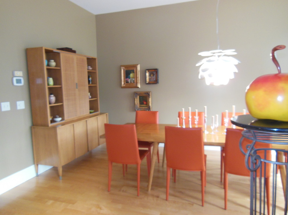 Cette photo montre une salle à manger ouverte sur le salon éclectique de taille moyenne avec un mur beige, parquet clair et aucune cheminée.