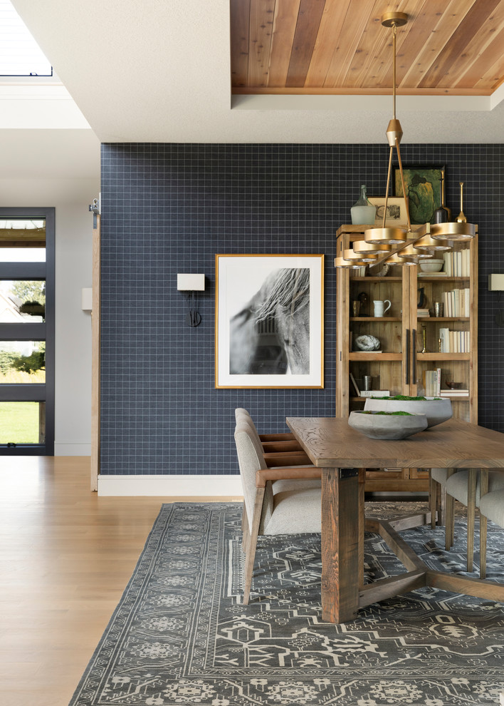 Modernes Esszimmer mit schwarzer Wandfarbe, braunem Holzboden und braunem Boden in Minneapolis