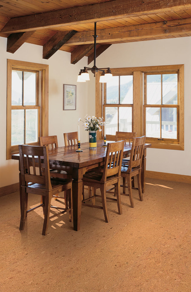 Ispirazione per una sala da pranzo aperta verso la cucina american style di medie dimensioni con pareti bianche e pavimento in sughero