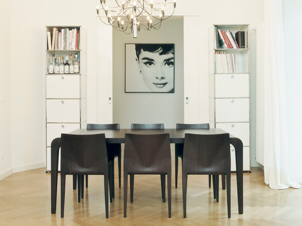 Пример оригинального дизайна: столовая в современном стиле с белыми стенами и светлым паркетным полом