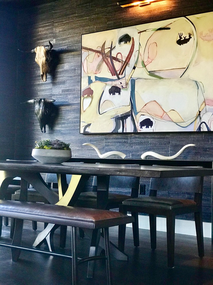 На фото: столовая в стиле неоклассика (современная классика) с черными стенами и черным полом с
