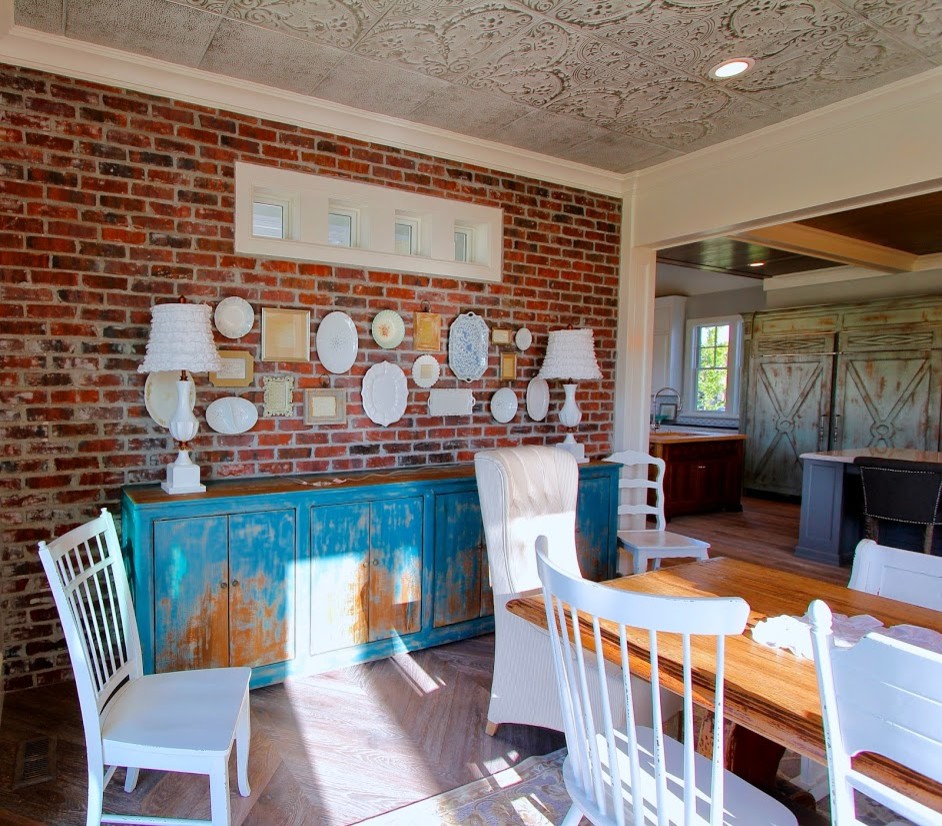 Aménagement d'une grande salle à manger ouverte sur la cuisine campagne avec un mur gris, parquet foncé et aucune cheminée.