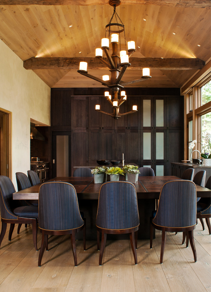 Ispirazione per una grande sala da pranzo aperta verso la cucina contemporanea con pareti beige, pavimento in legno massello medio e nessun camino