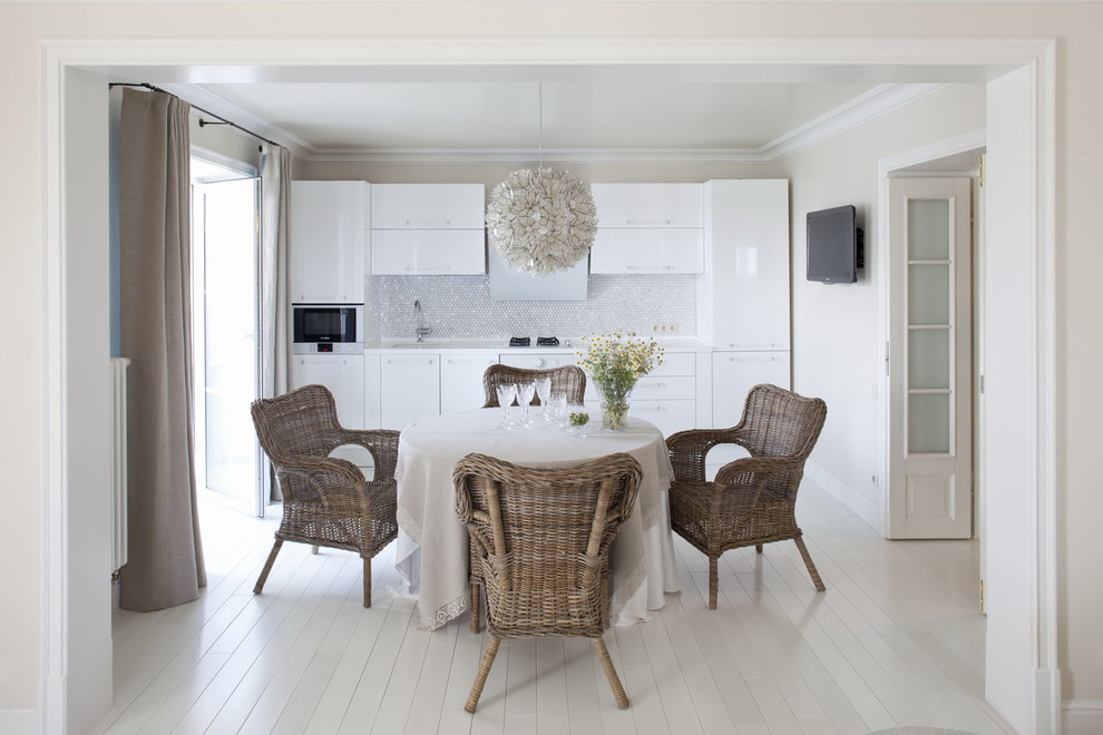 Cette photo montre une salle à manger ouverte sur la cuisine tendance de taille moyenne avec parquet clair.