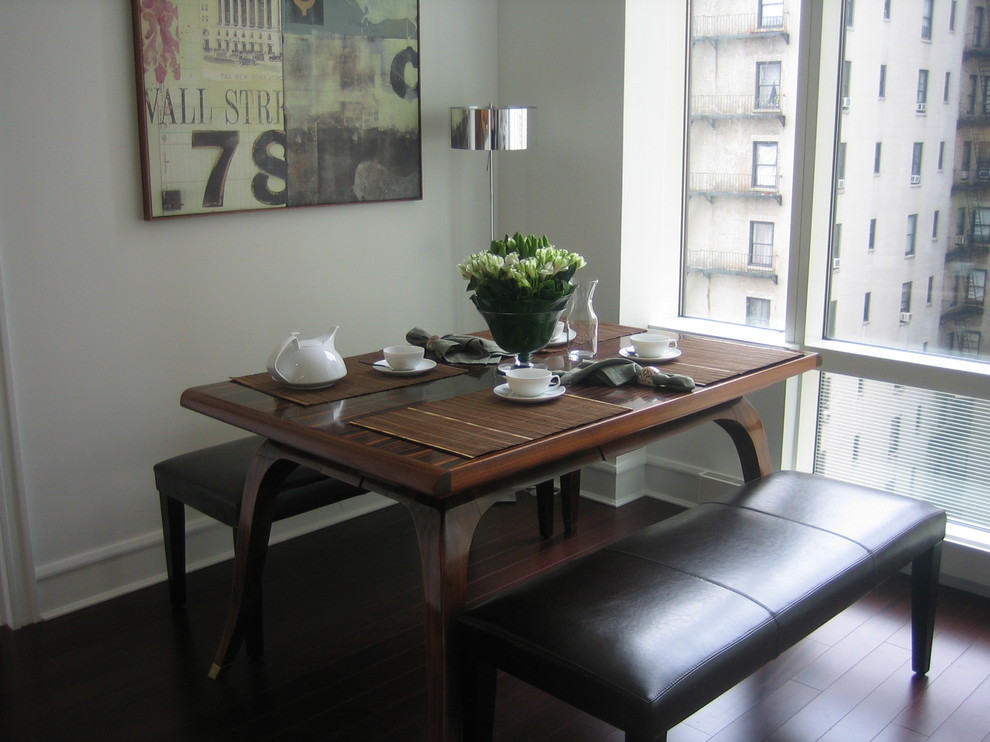 Inspiration pour une salle à manger design avec un mur gris, parquet foncé et éclairage.