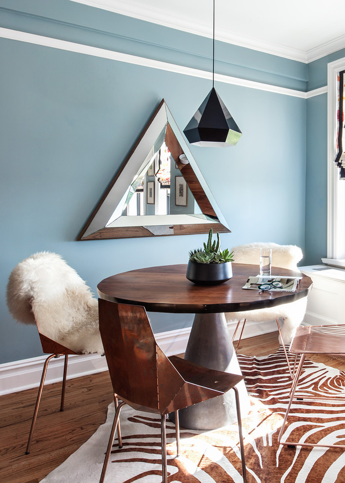 Esempio di una piccola sala da pranzo aperta verso la cucina minimalista con pareti blu, pavimento in legno massello medio e pavimento marrone