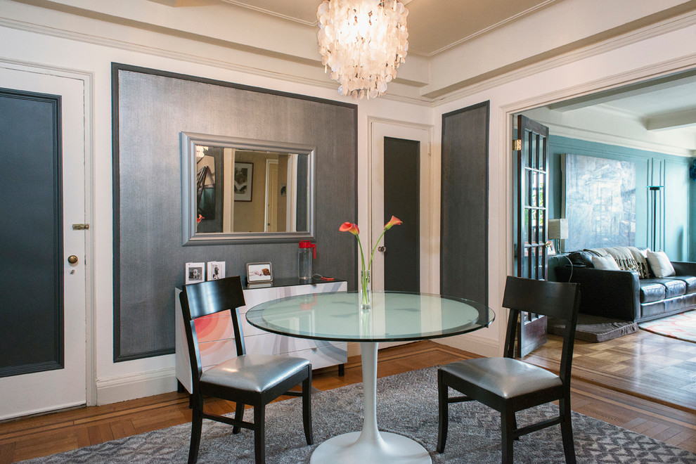 Foto di una piccola sala da pranzo minimalista chiusa con pareti con effetto metallico e pavimento in legno massello medio