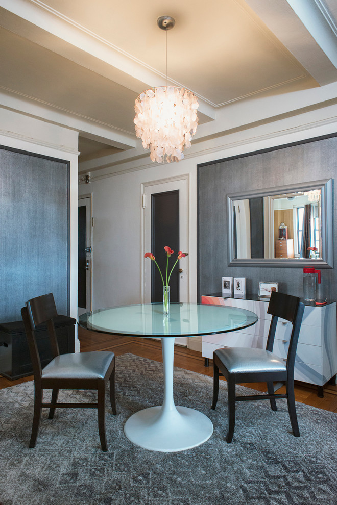 Esempio di una piccola sala da pranzo moderna chiusa con pareti con effetto metallico e pavimento in legno massello medio