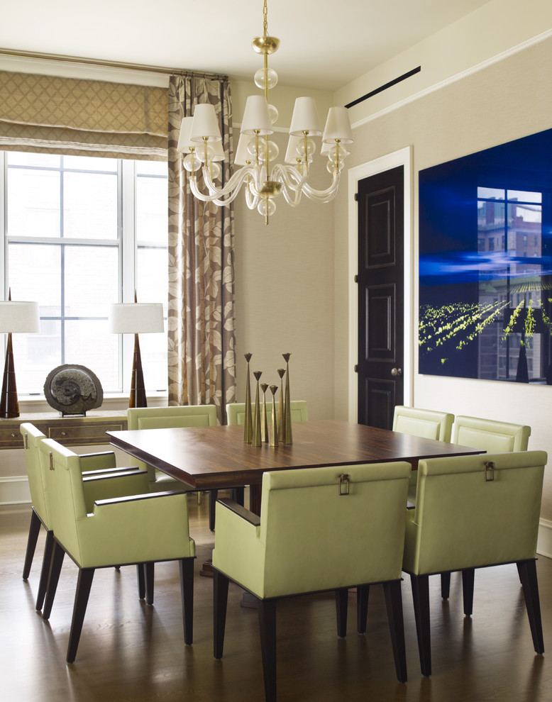 Aménagement d'une rideau de salle à manger contemporaine avec un mur beige, parquet foncé et éclairage.