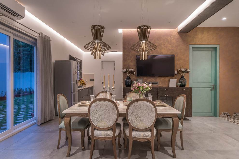 Esempio di una sala da pranzo aperta verso il soggiorno contemporanea con pareti marroni e pavimento grigio