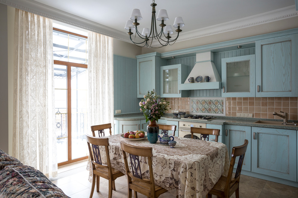Ispirazione per una sala da pranzo aperta verso la cucina country di medie dimensioni con pareti beige e pavimento in gres porcellanato