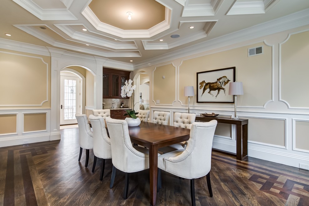 Ispirazione per una sala da pranzo classica chiusa con pareti beige, pavimento in legno massello medio e pavimento marrone