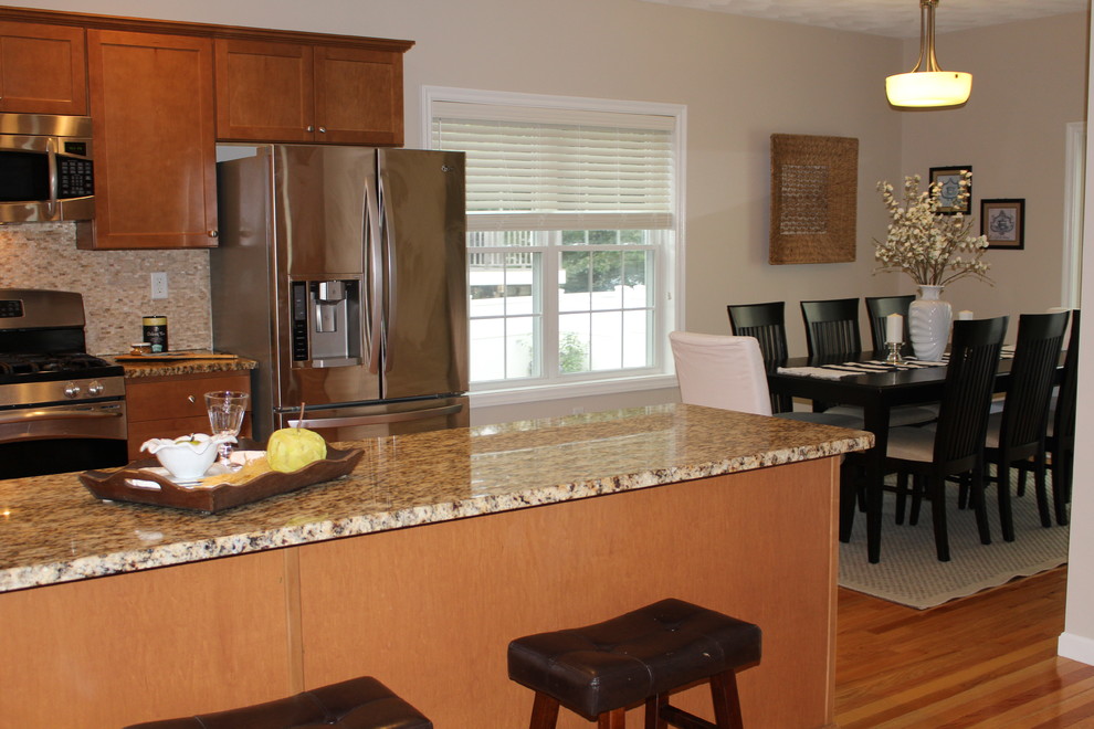 Aménagement d'une salle à manger ouverte sur la cuisine classique de taille moyenne avec un mur beige et un sol en bois brun.