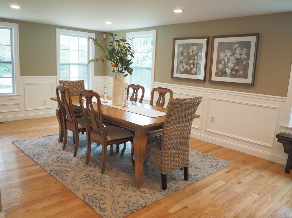 Idee per una grande sala da pranzo aperta verso la cucina classica con pareti beige e pavimento in legno massello medio