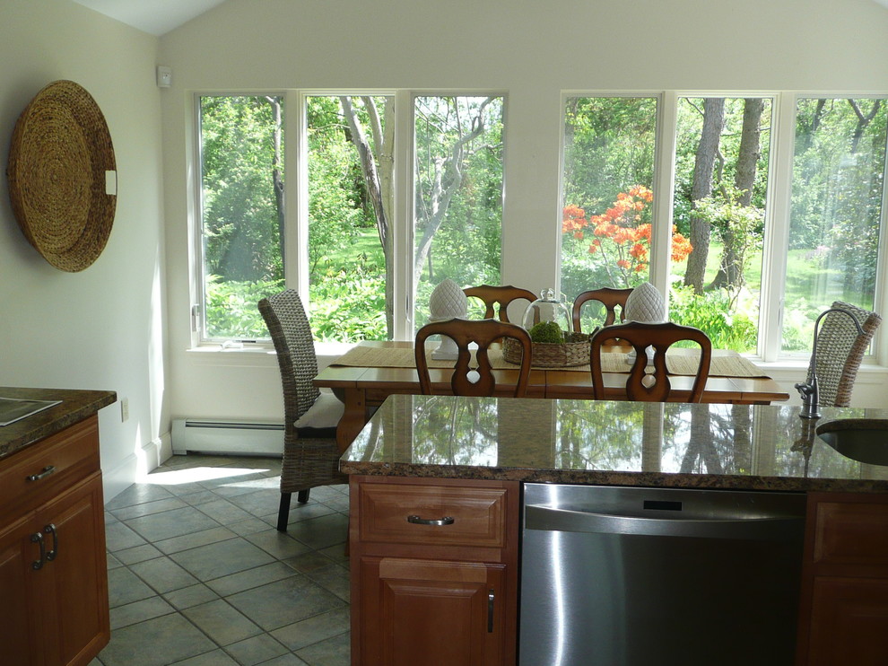 Immagine di una sala da pranzo aperta verso la cucina stile marinaro di medie dimensioni con pareti bianche, pavimento in gres porcellanato e nessun camino
