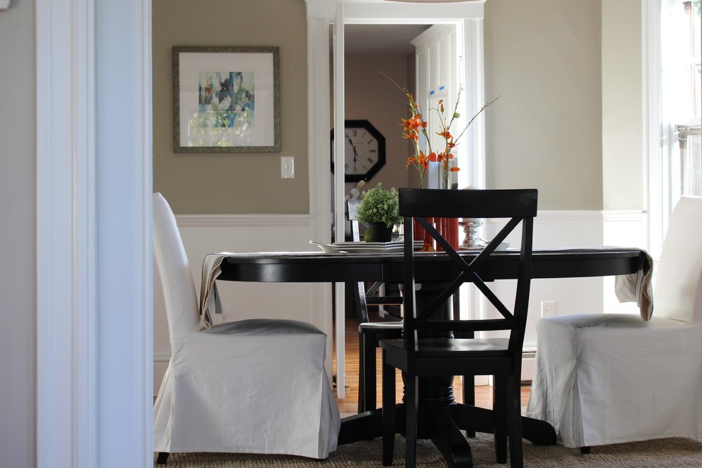 Imagen de comedor clásico renovado de tamaño medio cerrado con paredes grises y suelo de madera en tonos medios