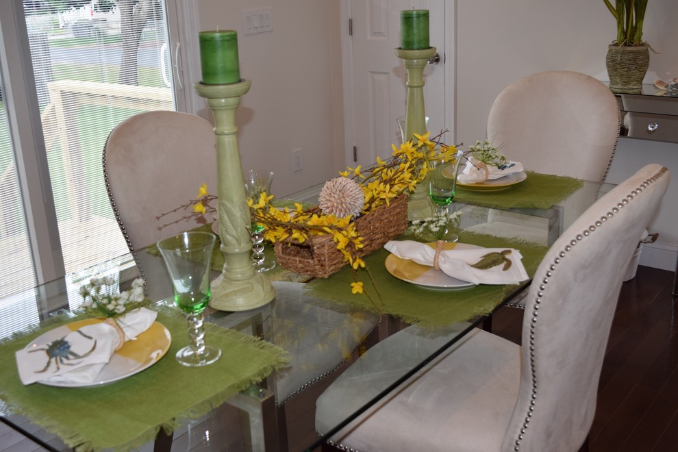 Inspiration pour une salle à manger ouverte sur le salon traditionnelle de taille moyenne avec un mur beige et parquet foncé.