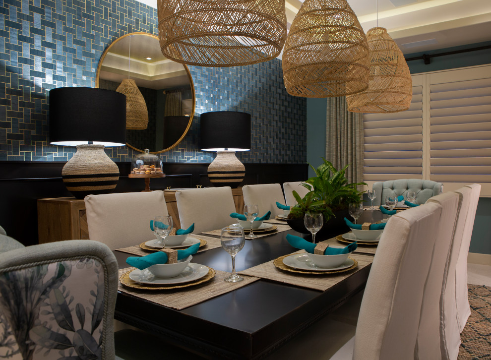 Esempio di una sala da pranzo tropicale con pavimento in pietra calcarea, pavimento beige e boiserie