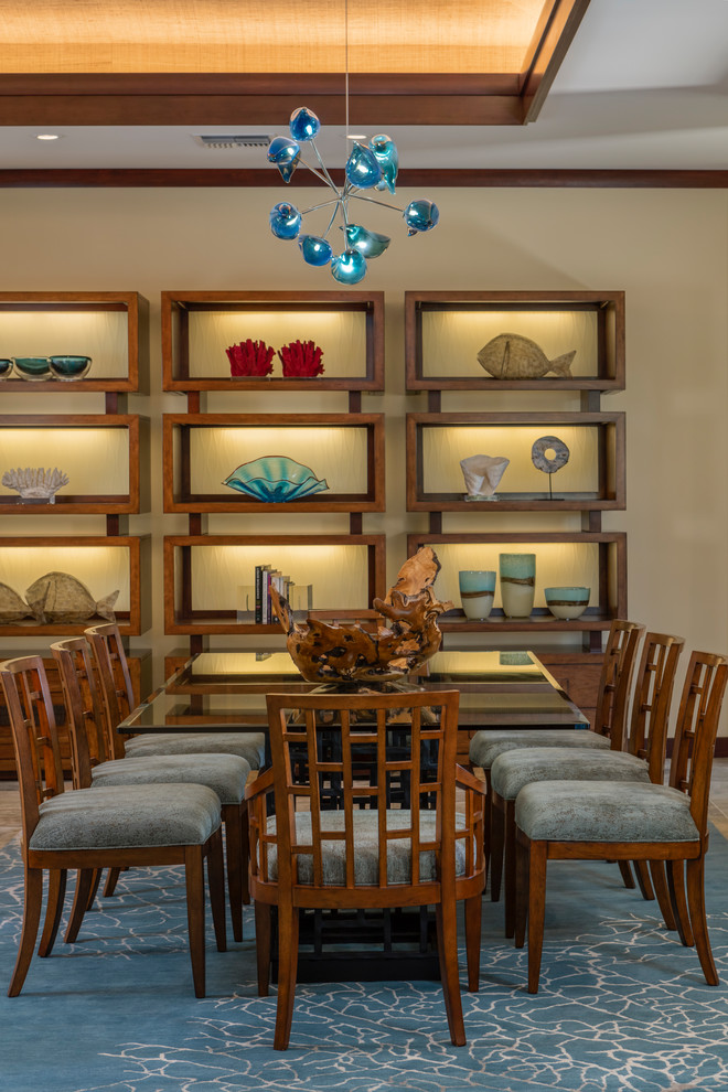 Idée de décoration pour une salle à manger ouverte sur la cuisine ethnique de taille moyenne avec un mur beige, moquette, aucune cheminée et un sol bleu.