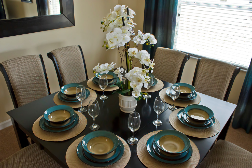 Foto di una piccola sala da pranzo aperta verso il soggiorno minimal con pareti beige e moquette