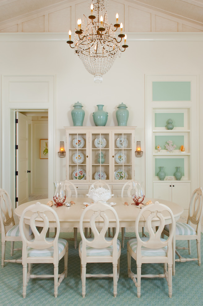 Ispirazione per una sala da pranzo stile marino con pareti bianche