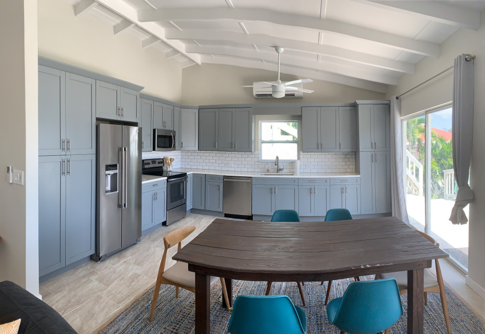 Ispirazione per una sala da pranzo aperta verso la cucina minimalista di medie dimensioni con pareti grigie, pavimento in gres porcellanato, pavimento beige e soffitto a volta