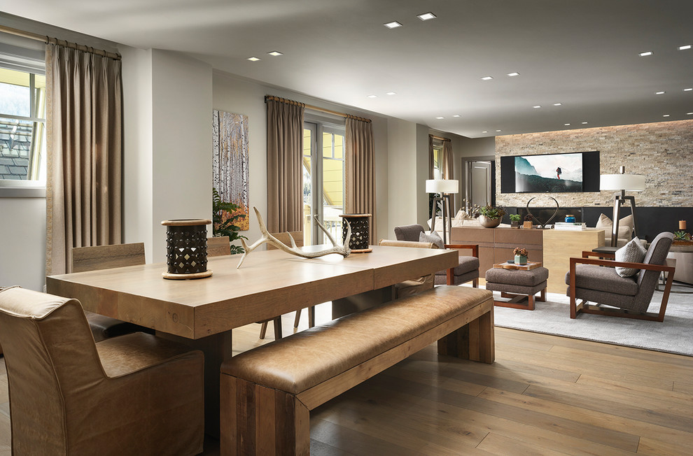 Immagine di una sala da pranzo aperta verso il soggiorno contemporanea di medie dimensioni con pareti beige, parquet chiaro e pavimento marrone