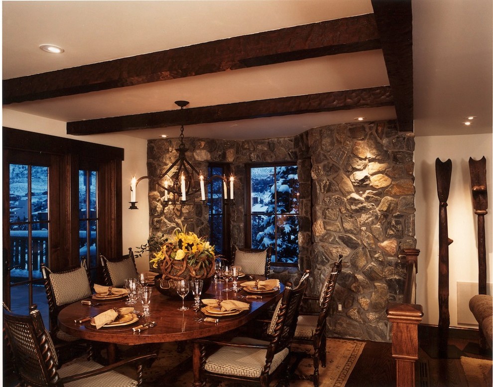 Exemple d'une grande salle à manger ouverte sur la cuisine montagne avec un mur blanc et parquet foncé.