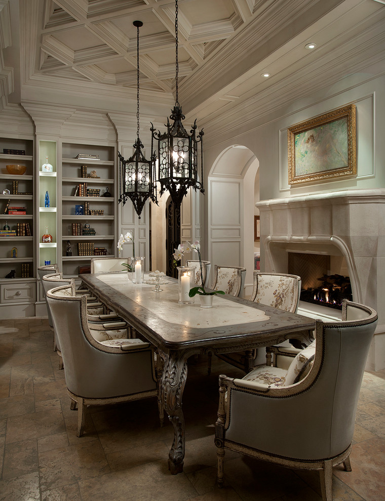 Стильный дизайн: огромная кухня-столовая в классическом стиле с бежевыми стенами, светлым паркетным полом, стандартным камином и фасадом камина из камня - последний тренд