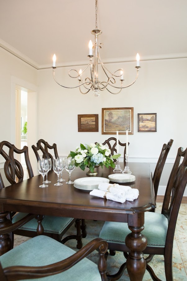 Immagine di una sala da pranzo stile marinaro chiusa e di medie dimensioni con pareti bianche, pavimento in legno massello medio, nessun camino e pavimento marrone