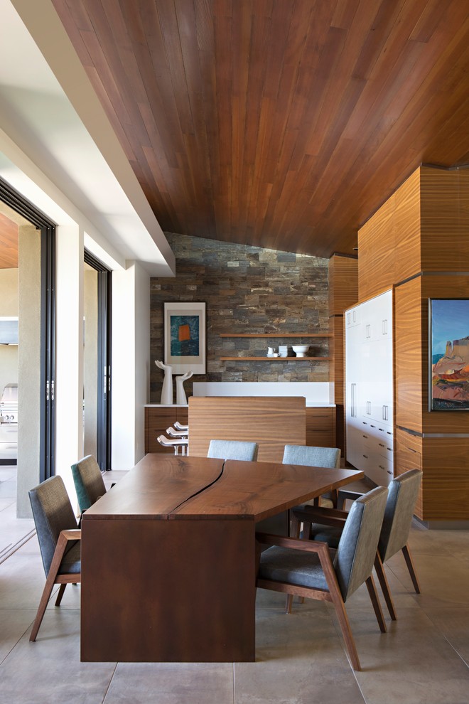 Große Moderne Wohnküche mit Kalkstein und beigem Boden in Phoenix