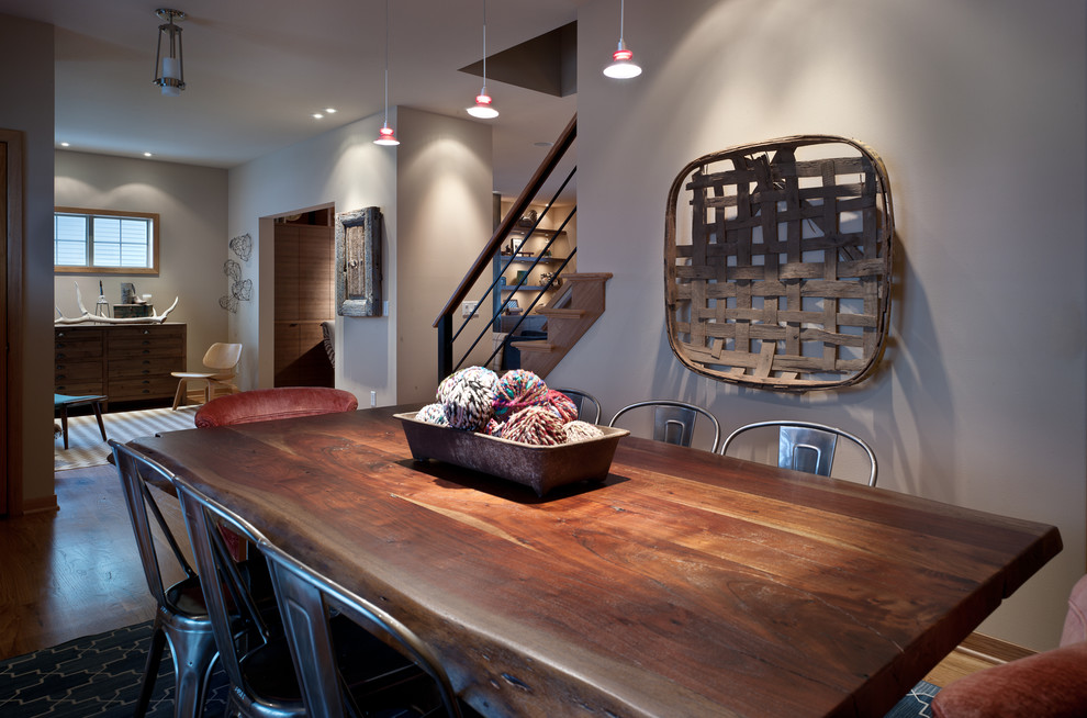 Idee per una sala da pranzo aperta verso la cucina contemporanea di medie dimensioni con pareti beige e pavimento in legno massello medio
