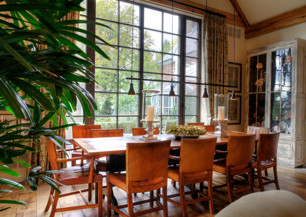 Idée de décoration pour une rideau de salle à manger champêtre avec un mur beige et un sol en bois brun.