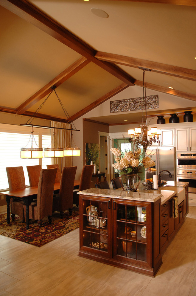 Пример оригинального дизайна: кухня-столовая среднего размера в классическом стиле с коричневыми стенами и полом из керамогранита