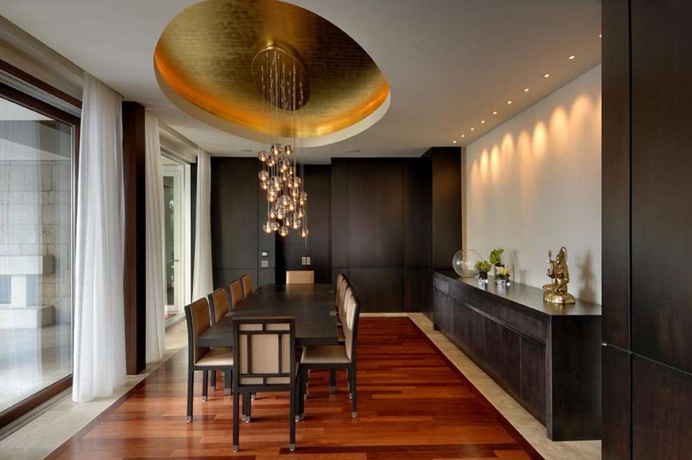 Inspiration pour une salle à manger design fermée avec un mur beige, parquet foncé et un sol marron.