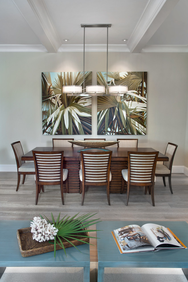 Foto di una sala da pranzo aperta verso il soggiorno design con pareti beige