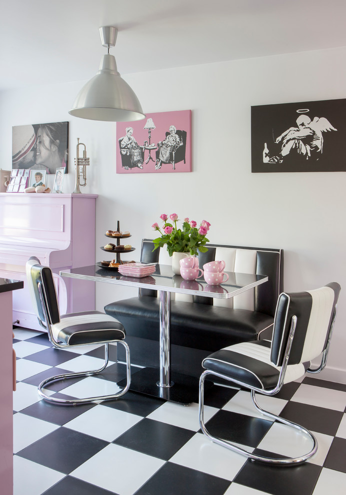 Стильный дизайн: столовая в современном стиле с белыми стенами и разноцветным полом - последний тренд