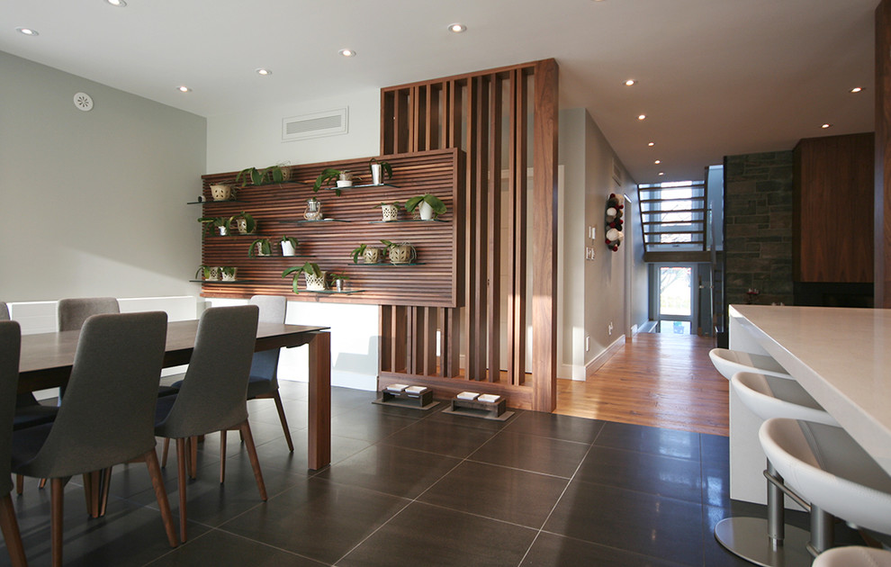 Idéer för ett stort modernt kök med matplats, med beige väggar, klinkergolv i porslin och brunt golv