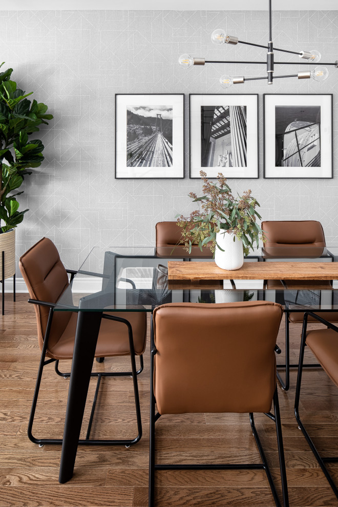 Ispirazione per una sala da pranzo moderna di medie dimensioni con pareti grigie, pavimento in legno massello medio, pavimento marrone e carta da parati