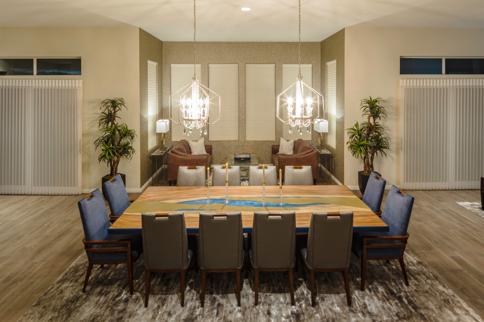 Cette photo montre une grande salle à manger ouverte sur le salon tendance avec un mur beige, un sol en carrelage de porcelaine et un sol marron.