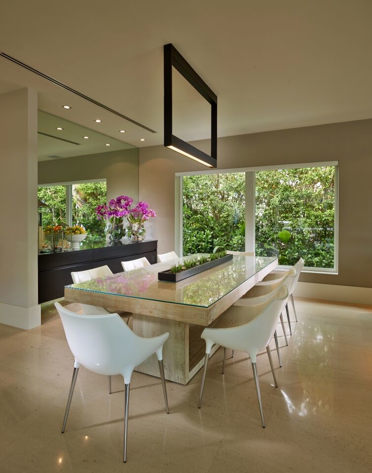 На фото: большая кухня-столовая в современном стиле с серыми стенами и мраморным полом без камина с