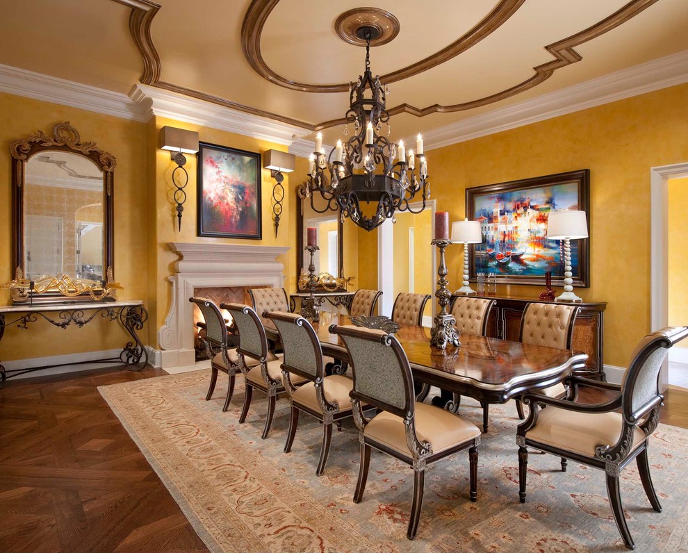 Idée de décoration pour une grande salle à manger ouverte sur le salon méditerranéenne avec un mur jaune, un sol en bois brun et une cheminée standard.