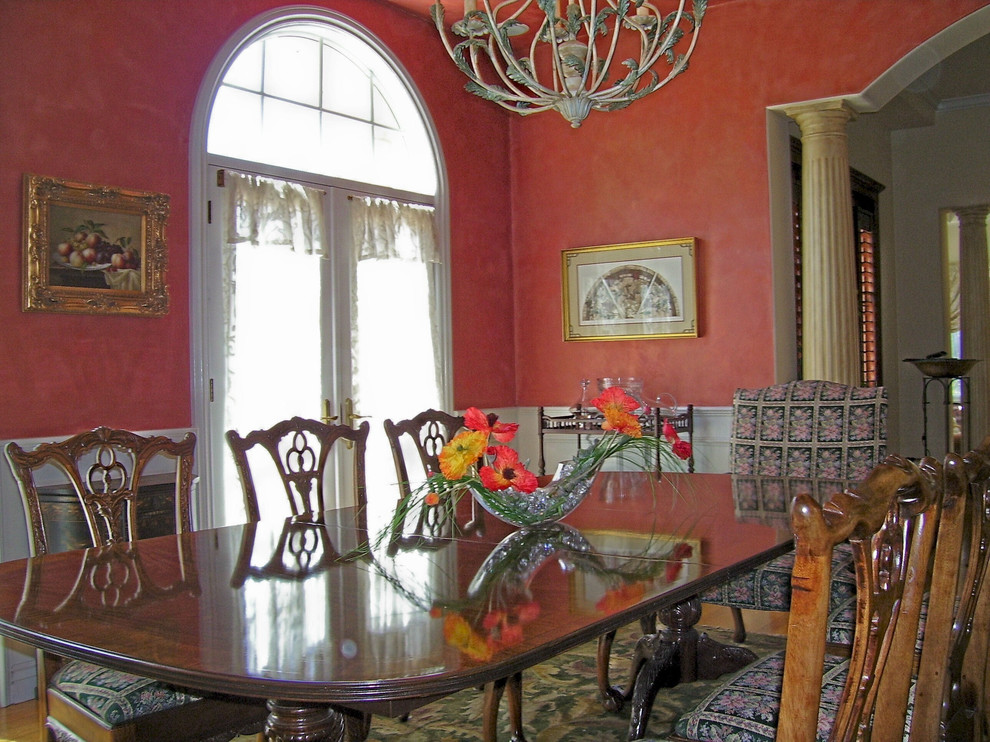 Design ideas for a classic dining room in Tampa.