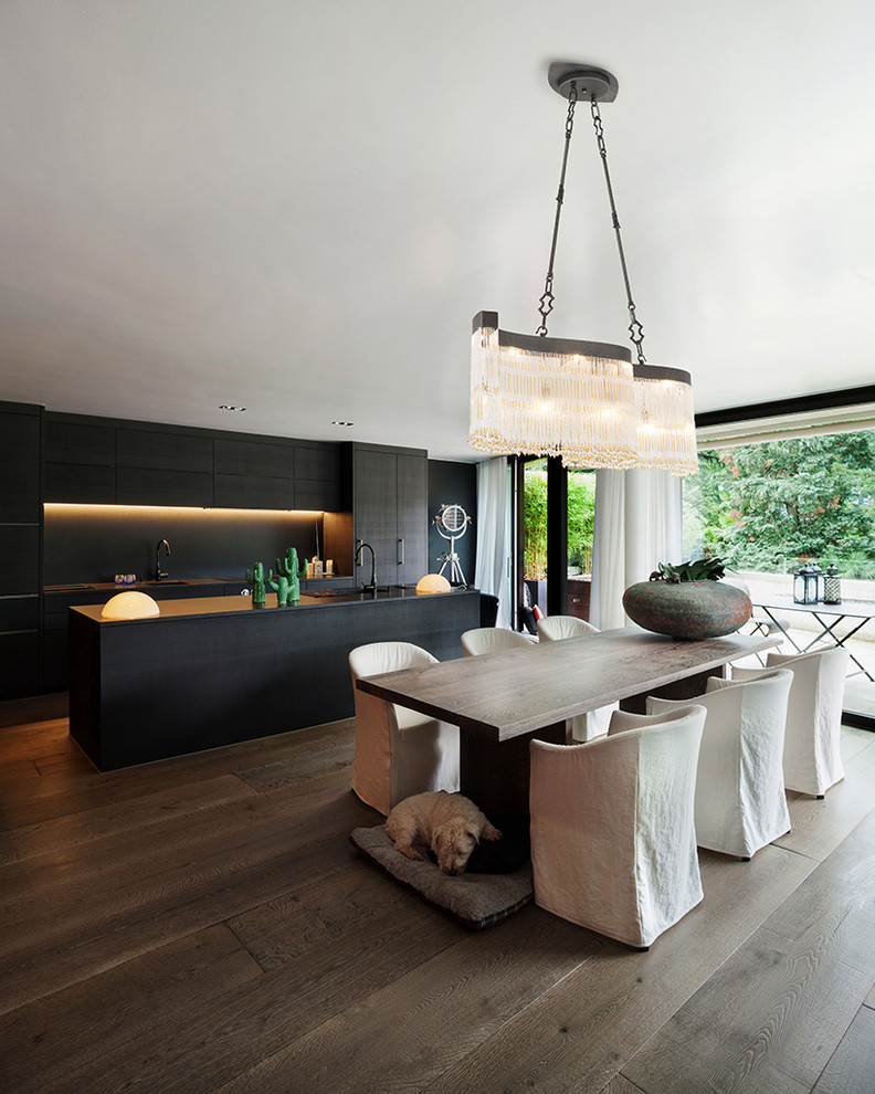 Cette image montre une grande salle à manger minimaliste avec parquet foncé et un sol marron.