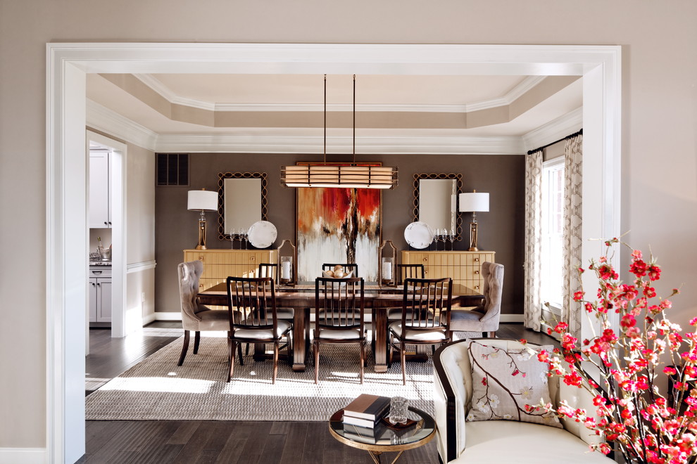 Inspiration pour une grande salle à manger ouverte sur le salon traditionnelle avec un mur beige, un sol en vinyl et aucune cheminée.