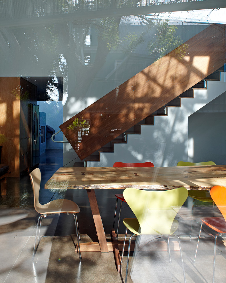 Стильный дизайн: столовая в стиле модернизм с серыми стенами - последний тренд