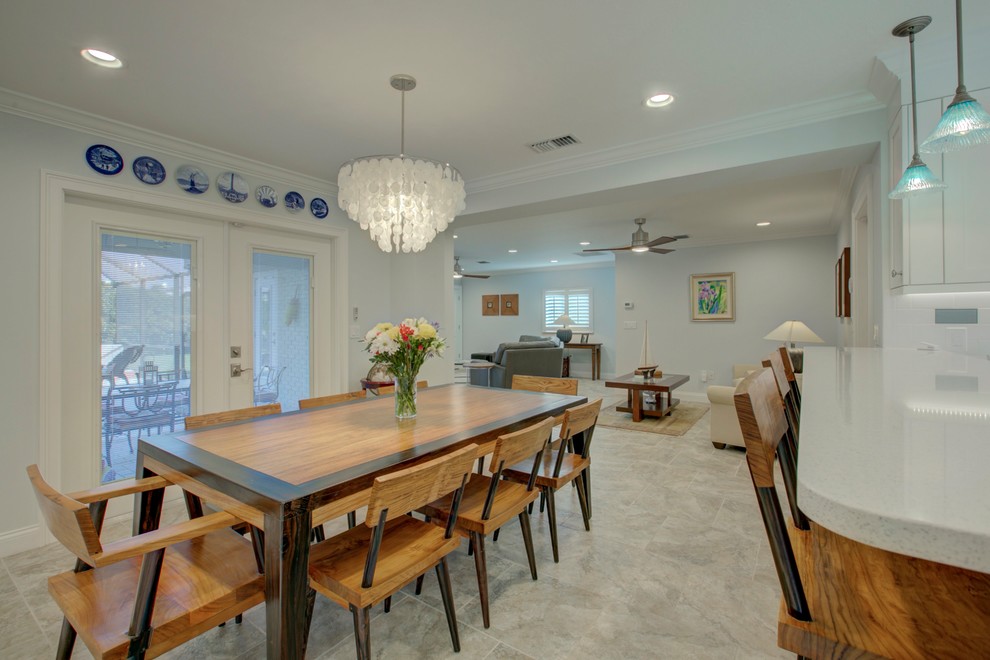 Exempel på ett mycket stort klassiskt kök med matplats, med blå väggar, klinkergolv i porslin och beiget golv