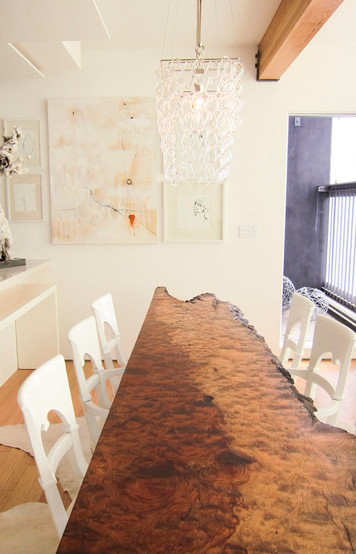 Cette image montre une petite salle à manger style shabby chic avec un mur beige et parquet clair.