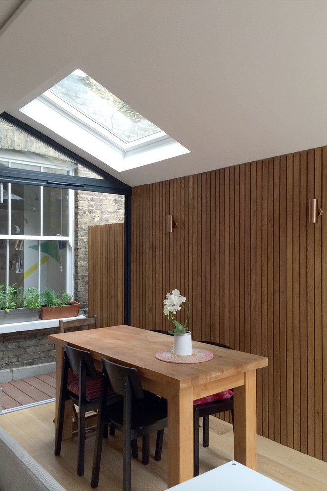 Offenes, Kleines Modernes Esszimmer mit weißer Wandfarbe und hellem Holzboden in London
