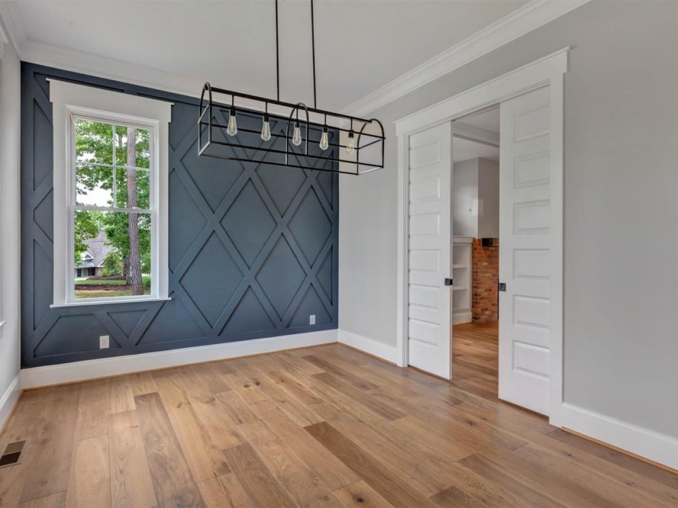 Modernes Esszimmer mit grauer Wandfarbe, hellem Holzboden, beigem Boden und vertäfelten Wänden in Richmond